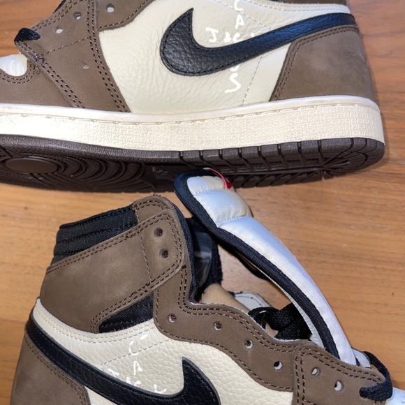 Travis Scott  x air jordan 1 retro high OG Mocha Size 8 men main image 9